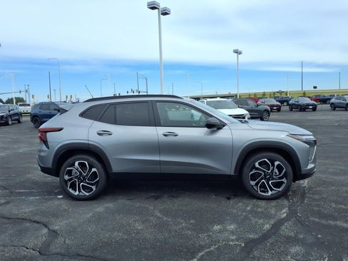 New 2025 Chevrolet Trax RS w/ Sunroof Package image 2