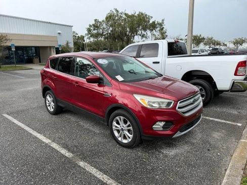 Used 2019 Ford Escape SE FWD image 2