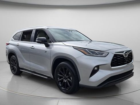 Used 2023 Toyota Highlander Limited FWD image 9