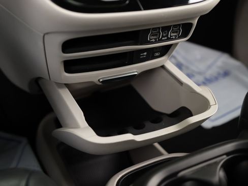 Used 2022 Chrysler Pacifica Touring-L FWD image 16