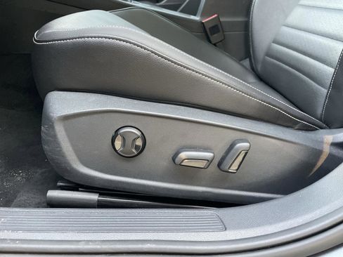 Used 2023 Volkswagen Jetta SE w/ Panoramic Sunroof Package image 19