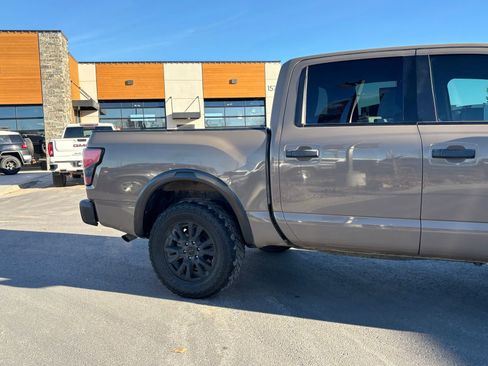 Used 2021 Nissan Titan PRO-4X w/ Pro-4x Convenience Package image 4