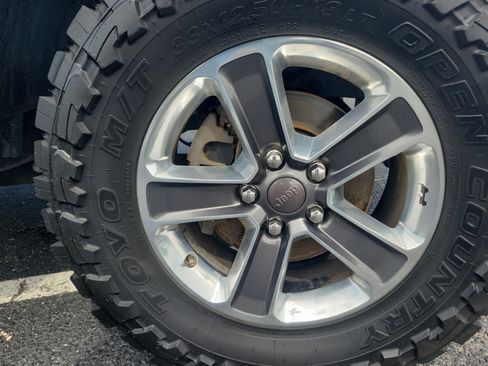 Used 2018 Jeep Wrangler Unlimited Sahara AWD/4WD image 7