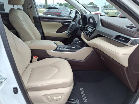 Used 2021 Toyota Highlander Platinum FWD image 19