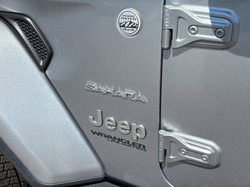 Used 2018 Jeep Wrangler Unlimited Sahara AWD/4WD image 39