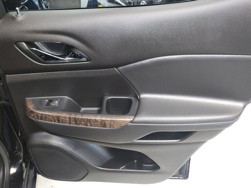 Used 2023 GMC Acadia Denali w/ Denali Technology Package FWD image 14