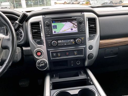Used 2017 Nissan Titan SL image 6