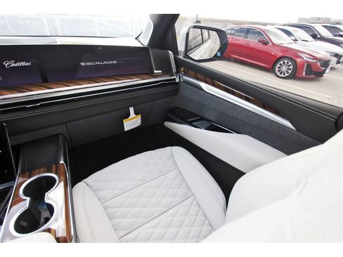 New 2026 Cadillac Escalade ESV Platinum Sport w/ LPO, ONYX Package image 10