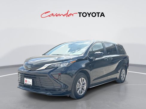Certified 2026 Toyota Sienna LE FWD image 1
