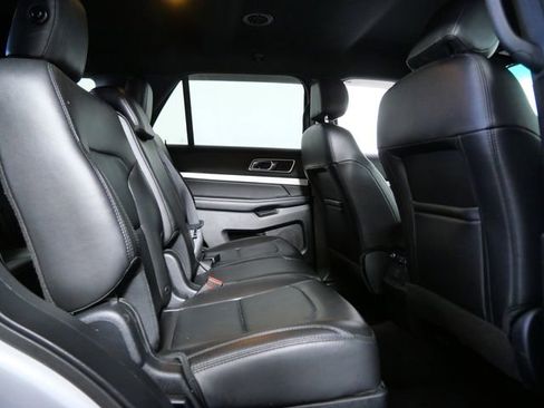 Used 2017 Ford Explorer XLT w/ Equipment Group 202A AWD/4WD image 12