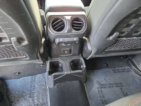 Used 2021 Jeep Wrangler Unlimited Rubicon w/ Cold Weather Group AWD/4WD image 18