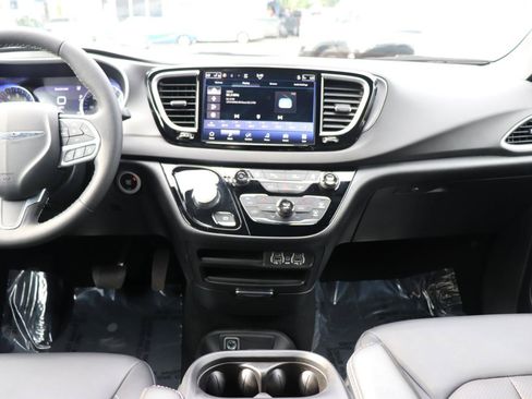 Used 2025 Chrysler Pacifica Select FWD image 21