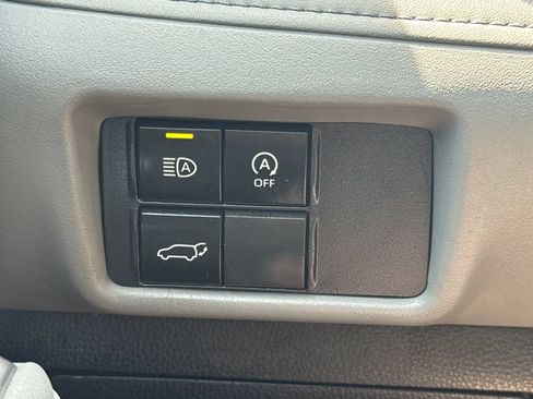 Used 2023 Toyota Highlander XLE AWD/4WD image 35