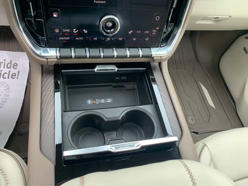 Used 2025 GMC Yukon Denali w/ Sun & Power Step Package image 20