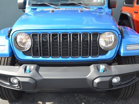 Used 2024 Jeep Wrangler Unlimited w/ Convenience Group AWD/4WD image 2
