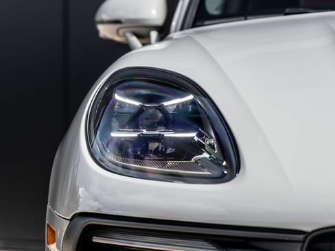 Certified 2025 Porsche Macan AWD/4WD image 16
