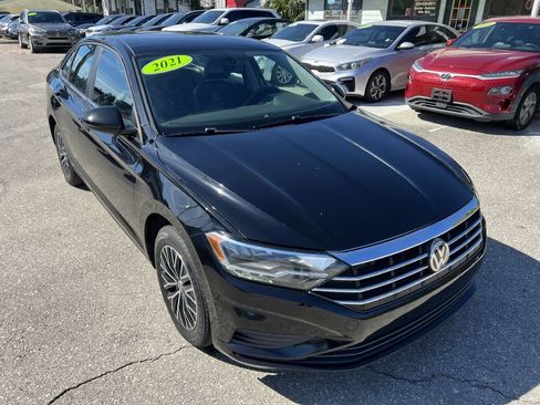 Used 2021 Volkswagen Jetta SE image 3