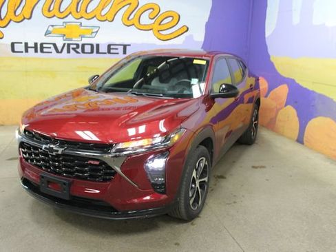 Used 2024 Chevrolet Trax RS w/ Sunroof Package FWD image 4