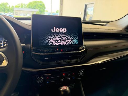 Used 2025 Jeep Compass Trailhawk AWD/4WD image 13