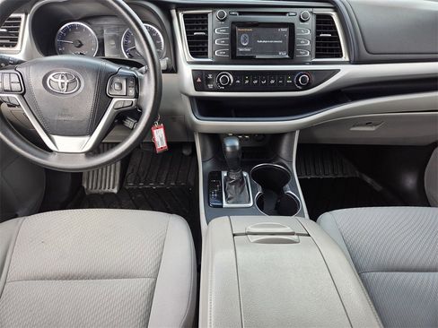 Used 2019 Toyota Highlander LE image 8