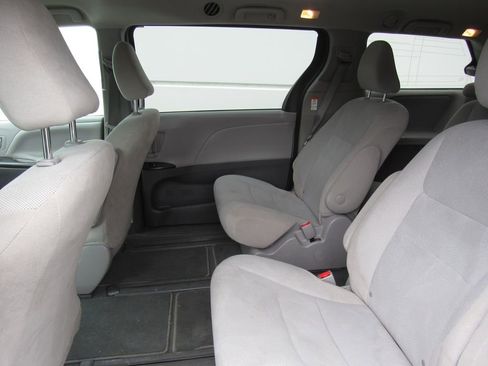 Used 2020 Toyota Sienna L FWD image 13