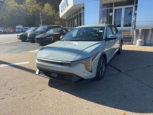 New 2025 Kia K4 LXS image 3