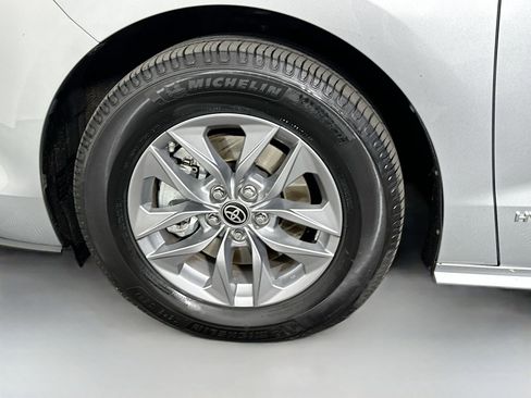 Used 2021 Toyota Sienna XLE AWD/4WD image 33