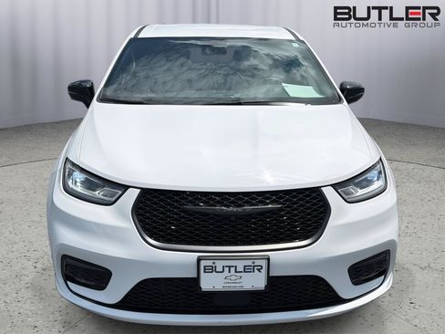 Used 2024 Chrysler Pacifica Limited FWD image 9