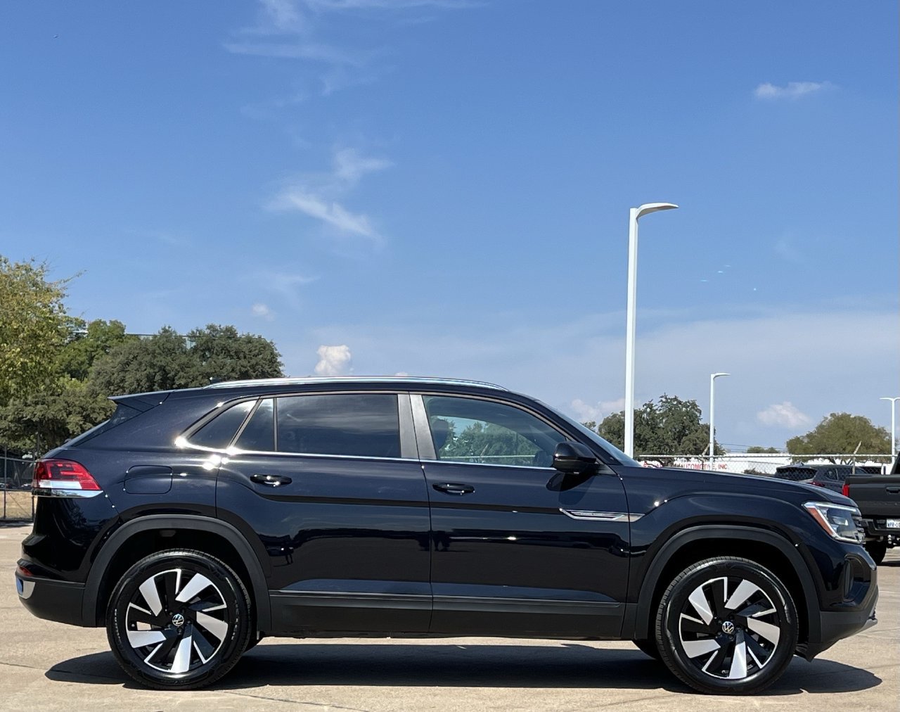 Used 2026 Volkswagen Atlas Cross Sport SE FWD image 3