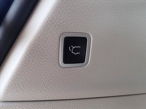 Used 2023 Chrysler Pacifica Touring-L FWD image 9