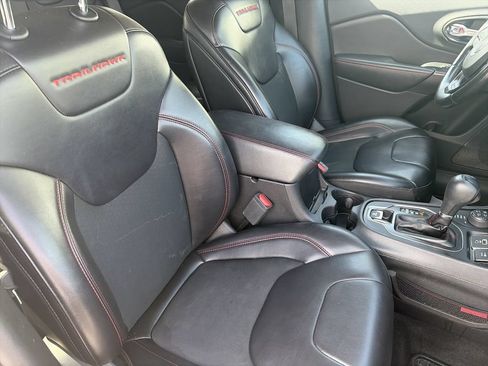 Used 2019 Jeep Cherokee Trailhawk w/ Cold Weather Group AWD/4WD image 31