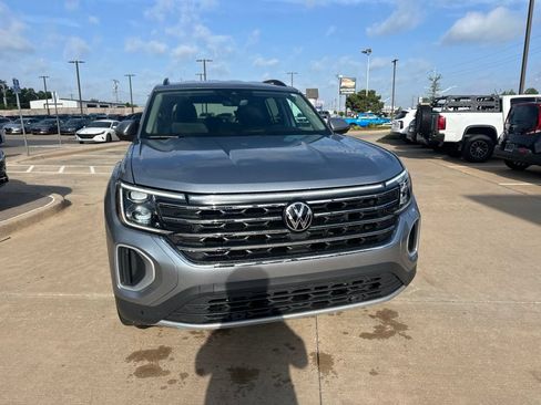 Used 2025 Volkswagen Atlas SE AWD/4WD image 2