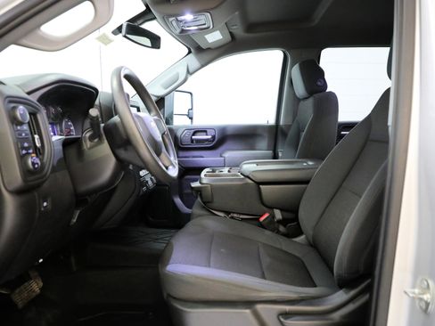 Used 2022 Chevrolet Silverado 2500 Custom w/ Custom Value Package image 9