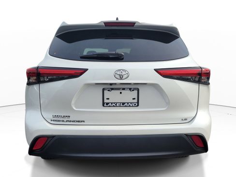 Used 2022 Toyota Highlander LE FWD image 5