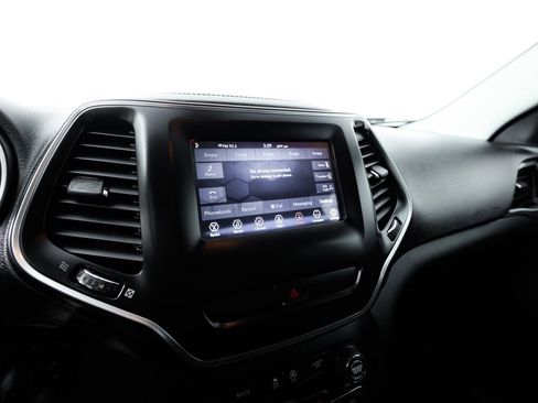 Used 2019 Jeep Cherokee Latitude w/ Popular Appearance Group FWD image 23