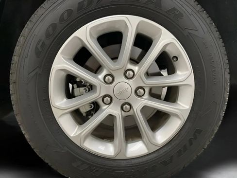 Used 2021 Jeep Grand Cherokee Laredo RWD image 26