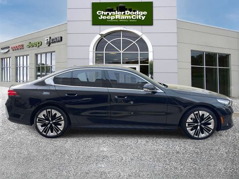 Used 2025 BMW 530i xDrive w/ Premium Package AWD/4WD image 6
