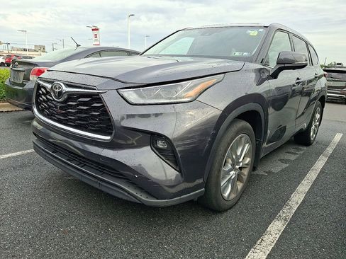 Used 2023 Toyota Highlander Limited AWD/4WD image 2