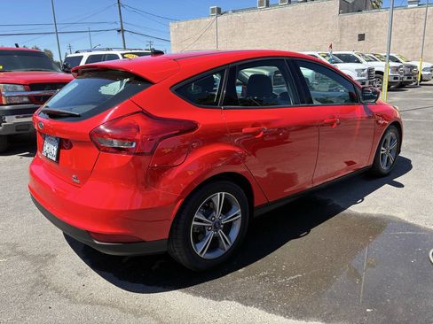 Used 2016 Ford Focus SE FWD image 2