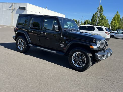 Used 2018 Jeep Wrangler Unlimited Sahara w/ LED Lighting Group AWD/4WD image 7