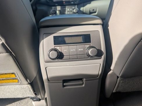 Used 2010 Toyota Highlander SE image 17