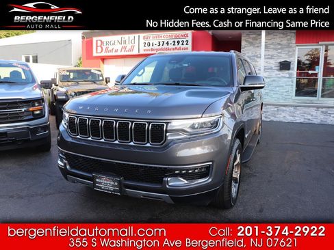 Used 2024 Jeep Wagoneer L Series III w/ Flexible Seating Group AWD/4WD image 1