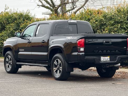 Used 2019 Toyota Tacoma TRD Sport image 5