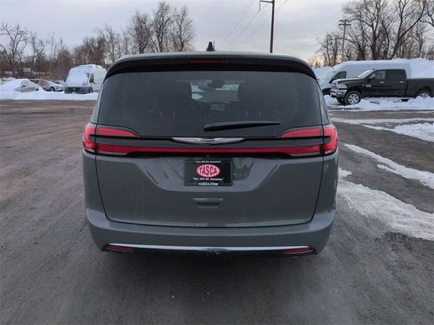 Used 2023 Chrysler Pacifica Touring-L image 4