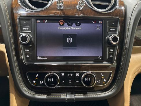 Used 2017 Bentley Bentayga image 76