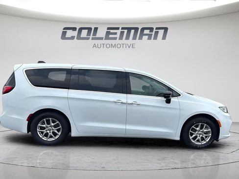 Used 2024 Chrysler Pacifica Touring-L FWD image 6