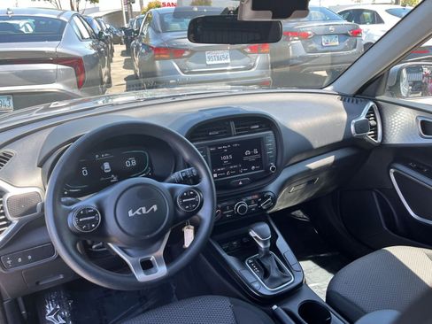 Used 2025 Kia Soul LX w/ LX Technology Package FWD image 32