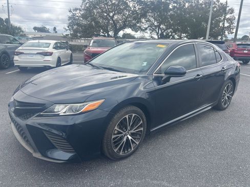 Used 2019 Toyota Camry SE image 3