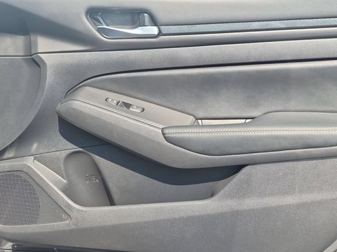 Used 2025 Nissan Altima 2.5 SV FWD image 32