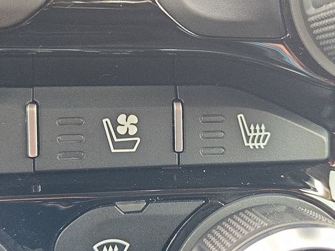 Used 2019 RAM 1500 Laramie image 19